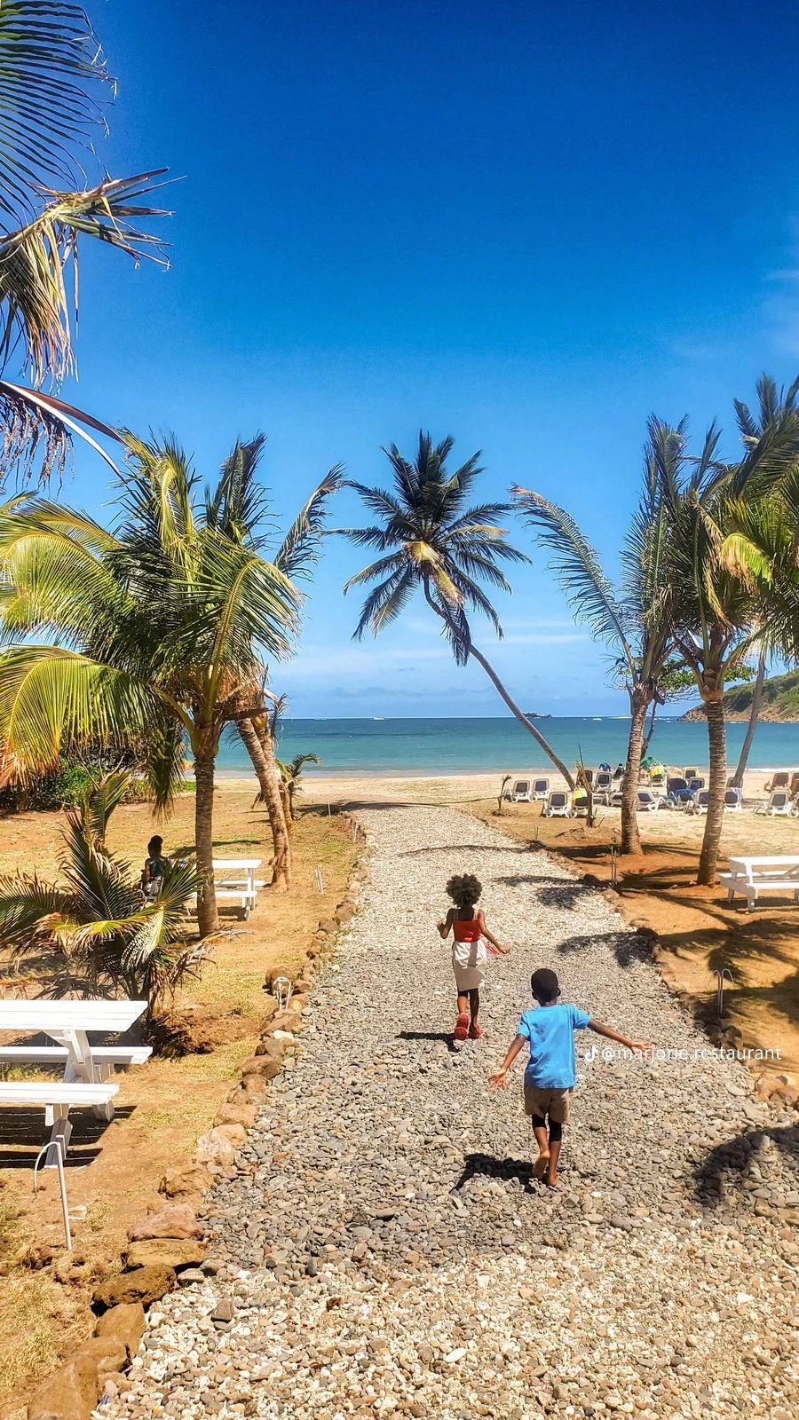 Childrenrunning towards the beach